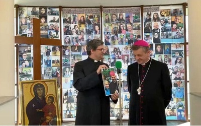Bp Roman Pindel i ks. Piotr Hoffmann na tle zdjęć przysłanych przez diecezjan.