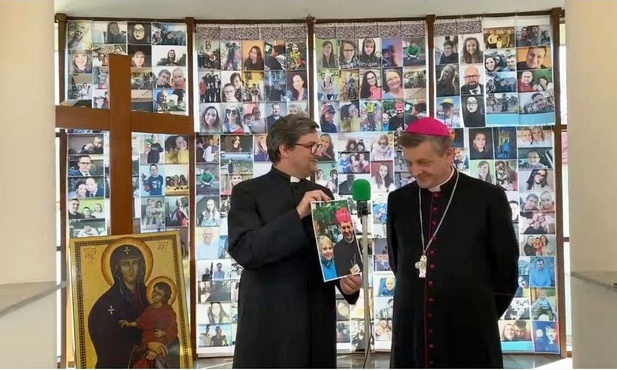 Bp Roman Pindel i ks. Piotr Hoffmann na tle zdjęć przysłanych przez diecezjan.