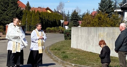 Chrystus na ulicach Piły. Kapłani błogosławili Najświętszym Sakramentem swoich parafian
