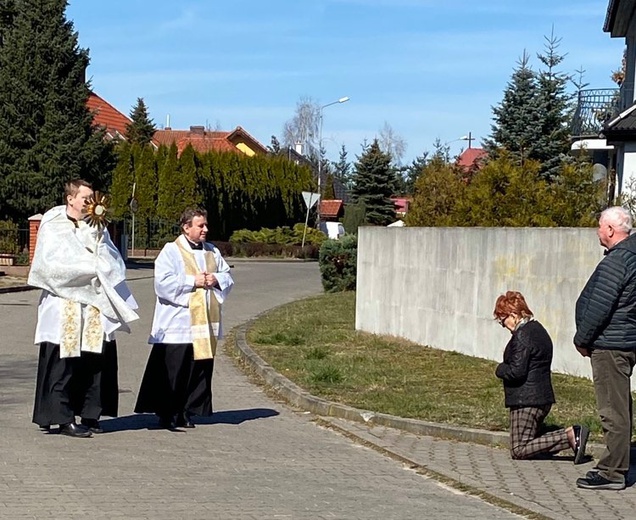 Błogosławieństwo Najświętszym Sakramentem na ulicach Piły