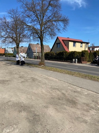 Błogosławieństwo Najświętszym Sakramentem na ulicach Piły