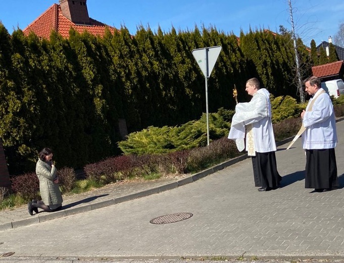 Błogosławieństwo Najświętszym Sakramentem na ulicach Piły