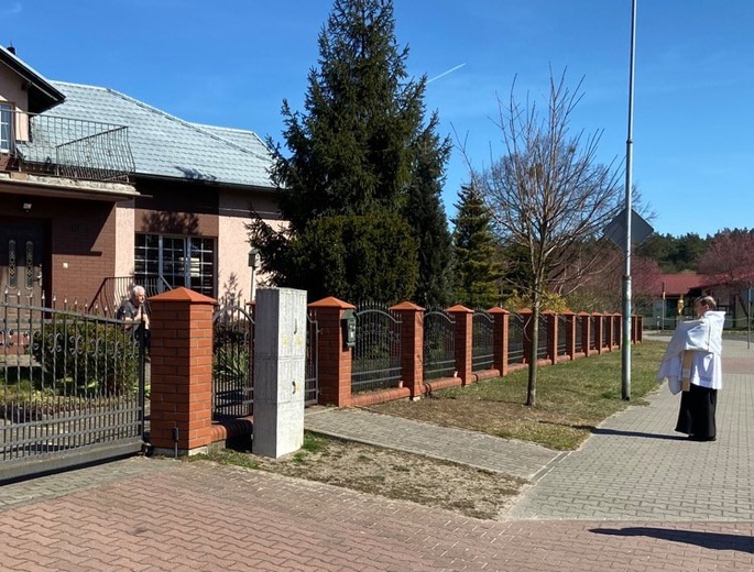 Błogosławieństwo Najświętszym Sakramentem na ulicach Piły