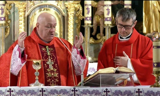 Bp Piotr Greger i ks. Robert Kasprowski w żywieckiej konkatedrze w Niedzielę Męki Pańskiej 2020.