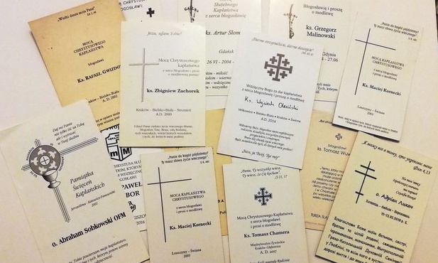 Odnajdujemy obrazki prymicyjne księży i podejmujemy modlitwę za nich.