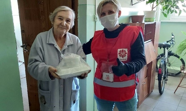 Wolontariusze Caritas docierają do drzwi seniorów z dwudaniowymi obiadami