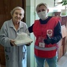 Wolontariusze Caritas docierają do drzwi seniorów z dwudaniowymi obiadami