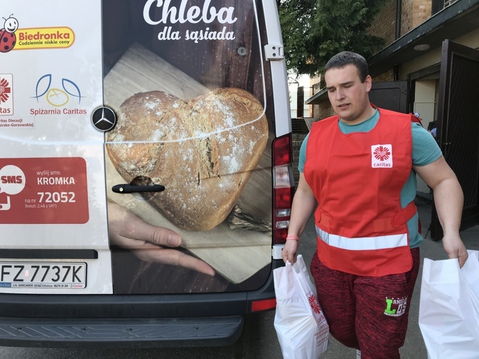 Caritas i władze miejskie pomogły seniorom
