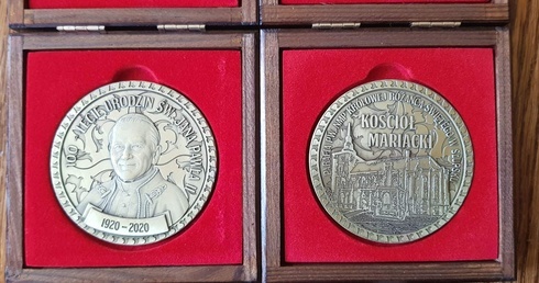 Słupska parafia wyemitowała medal na 100. rocznicę urodzin Jana Pawła II