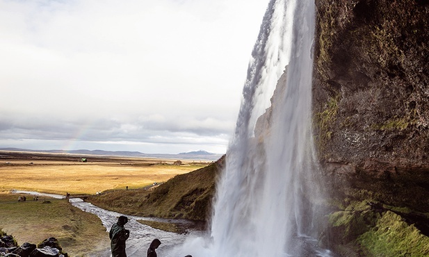 Turyści przy wodospadzie Seljalandsfoss.  
12.10.2018 Islandia
