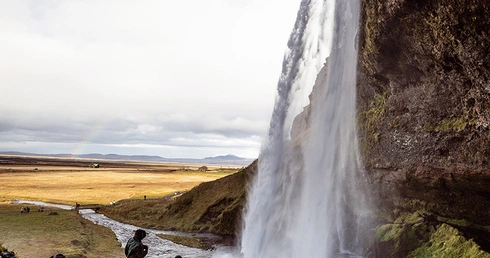 Turyści przy wodospadzie Seljalandsfoss.  
12.10.2018 Islandia