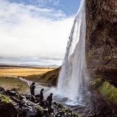 Turyści przy wodospadzie Seljalandsfoss.  
12.10.2018 Islandia