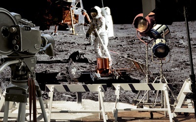 Według jednej z bardziej znanych teorii spiskowych lądowanie na Księżycu miał nakręcić Stanley Kubrick.