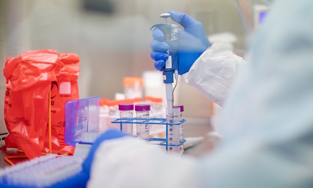 MZ: Łącznie ponad 99 tys. badań w kierunku koronawirusa, a w ciągu doby 7 tys. testów