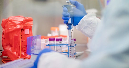 MZ: Łącznie ponad 99 tys. badań w kierunku koronawirusa, a w ciągu doby 7 tys. testów