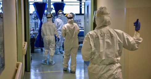 Włochy: Zmarły 542 osoby zakażone koronawirusem