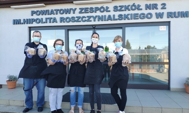 Grupa nauczycieli dumnie prezentuje swoje wyroby.