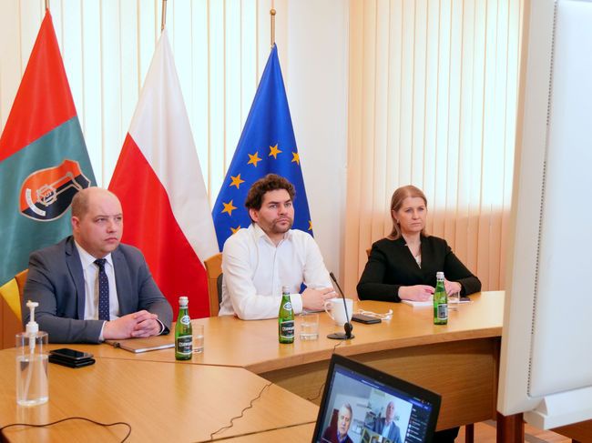 Stalowa Wola, Urząd Miasta. Radni poparli program pomocy zaproponowany przez prezydenta (w środku).