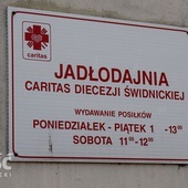 Caritas Diecezji Świdnickiej wydaje żywność na święta