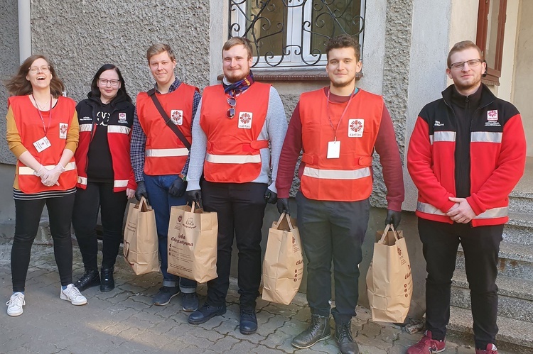 Paczki dla kombatantów, obiady dla wolontariuszy, bułki dla bezdomnych