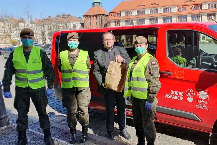 Paczki dla kombatantów, obiady dla wolontariuszy, bułki dla bezdomnych