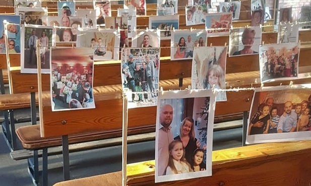 Tychy. Parafianie przynieśli do kościoła swoje zdjęcia