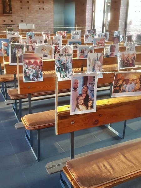 Tychy-Mąkołowiec. Zdjęcia parafian w kaplicy
