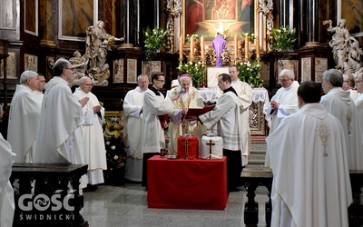 Księża z biskupem w trakcie poświęcenia krzyżma i pobłogosławienia olejów.