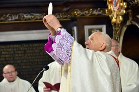 Biskup unoszący Najświętszy Sakrament.