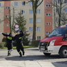 Strażacy ze Skawiny zatańczyli "Kaczuszki" dla dzieci, które zostały w domach