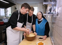 S. Aniela Garecka poleca na święta: pasta, którą kochają klerycy i równa babka