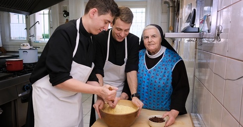 S. Aniela Garecka poleca na święta: pasta, którą kochają klerycy i równa babka