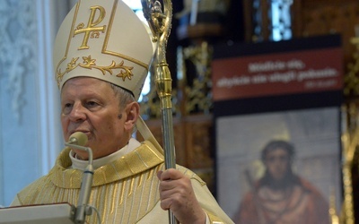 - Modlimy się, by to bolesne doświadczenie jeszcze bardziej zjednoczyło nas z Bogiem, aby rodzina była prawdziwą wspólnotą - powiedział w homilii bp Henryk Tomasik.