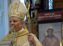 - Modlimy się, by to bolesne doświadczenie jeszcze bardziej zjednoczyło nas z Bogiem, aby rodzina była prawdziwą wspólnotą - powiedział w homilii bp Henryk Tomasik.