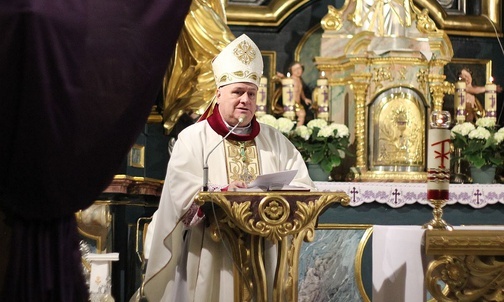 Bp Piotr Greger w konkatedrze Narodzenia NMP w Żywcu w Wielki Czwartek.
