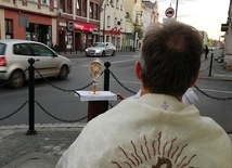 Błogosławieństwo Najświętszym Sakramentem na ulicach parafii