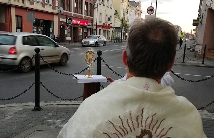 Błogosławieństwo Najświętszym Sakramentem na ulicach parafii