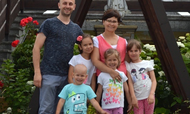 Rodzina Ani i Marcina Mularczyków z dziećmi.