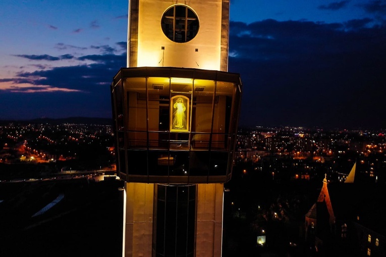 Jezus Miłosierny błogosławi z łagiewnickiej wieży