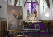 Obraz św. Szymona z Lipnicy wystawiony jest przed prezbiterium.