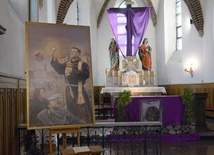 Obraz św. Szymona z Lipnicy wystawiony jest przed prezbiterium.