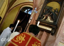 Zdjęcie z nabożeństwa drogi krzyżowej przeprowadzanego na początku Wielkiego Postu.