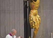 Franciszek pod krzyżem podczas Liturgii Męki Pańskiej