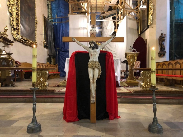 Krzyże z diecezjalnych świątyń