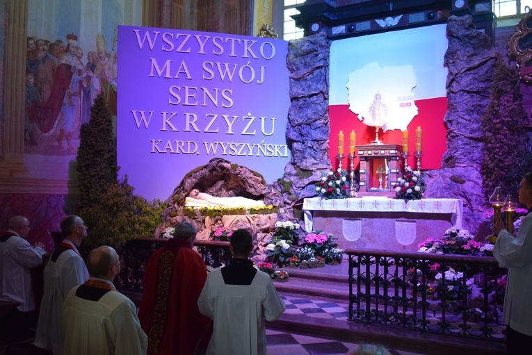 Wielki Piątek przy relikwiach Drzewa Krzyża Świętego