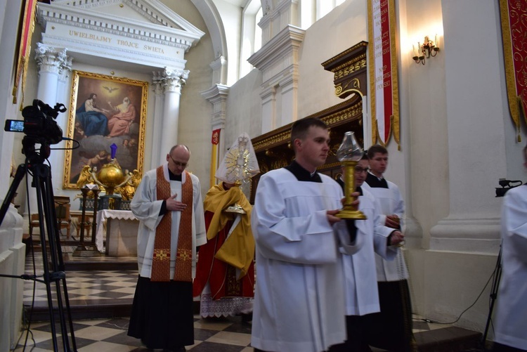 Wielki Piątek przy relikwiach Drzewa Krzyża Świętego