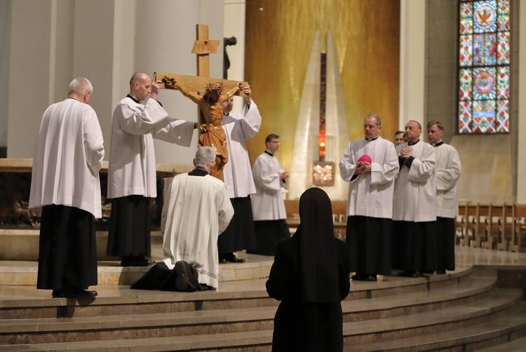 Liturgia Męki Pańskiej w katowickiej katedrze.