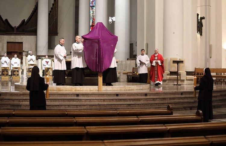 Liturgia Męki Pańskiej w katowickiej katedrze.