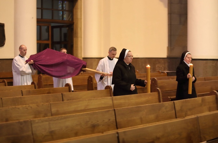 Liturgia Męki Pańskiej w katowickiej katedrze.