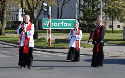 W prosecji pokutnej szli sami kapłani.